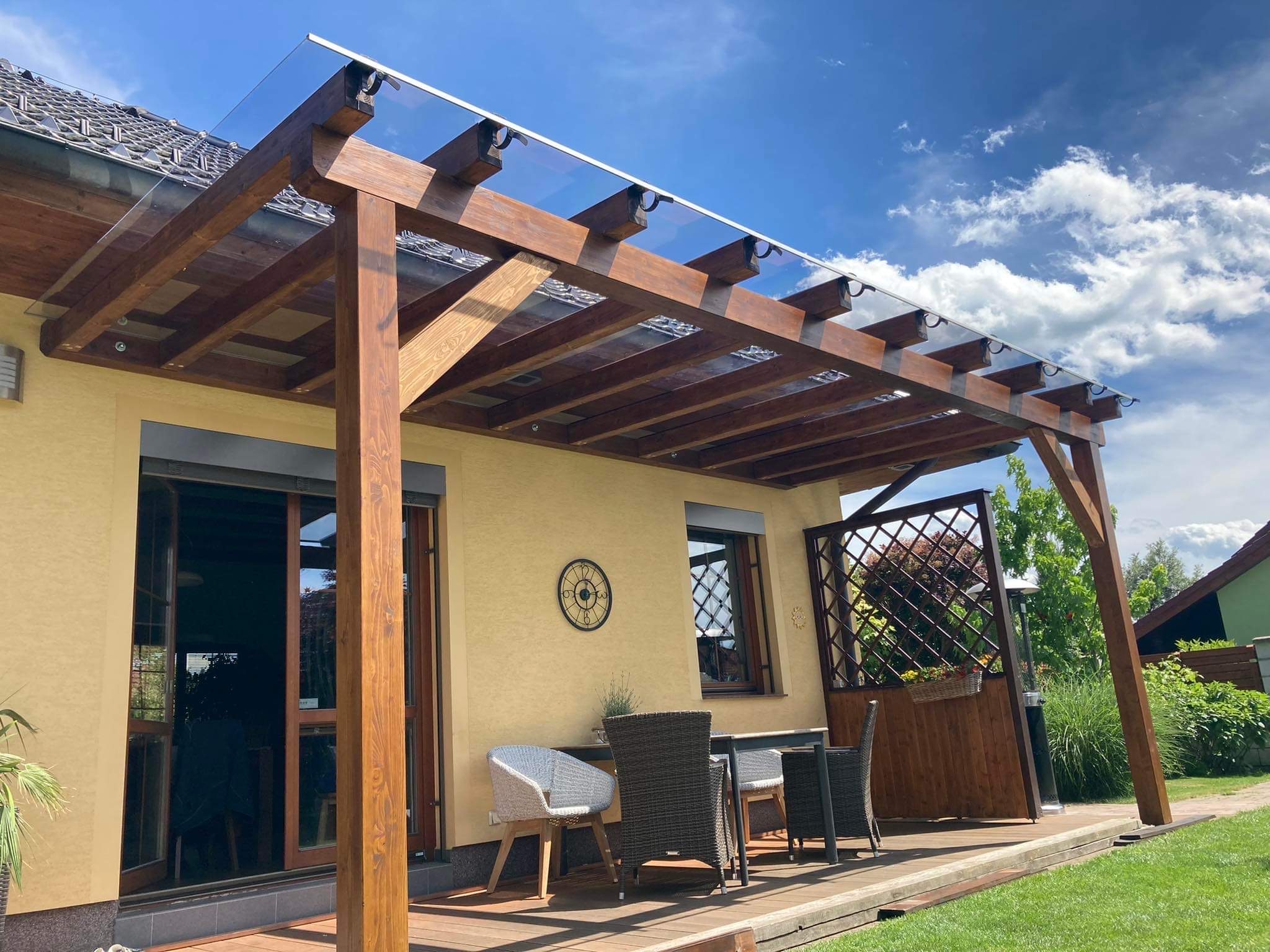 Jak vybrat polykarbonát na pergolu: barvy, tloušťka a UV ochrana (kompletní průvodce 2026) ☀️